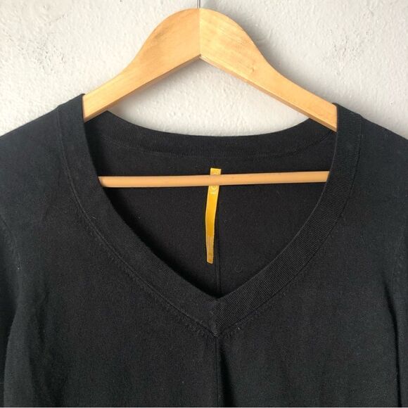 Lole black fitted v-neck sweater size medium - Picture 4 of 9